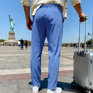 Rückansicht bequemer blauer Herren-Sweathose mit geradem Bein in einer New Yorker Reiseszene