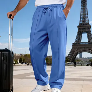 Blaue, lockere Herren-Freizeithose mit geradem Bein und Kordelzug in Reiseszene