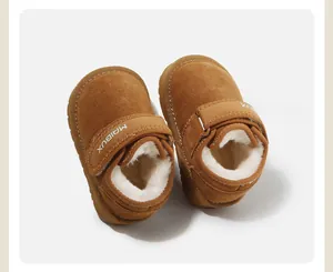 Vue de dessus de bottes de neige pour bébé marron chaud avec doublure en polaire douce.