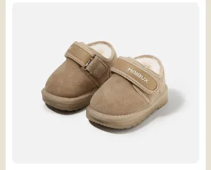 Gros plan sur bottes de neige bébé chaudes fourrées avec bride velcro