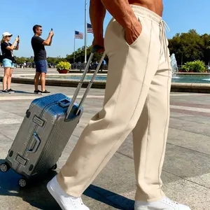 Beigefarbene locker geschnittene Freizeithose für Herren für Reisen und Alltag.