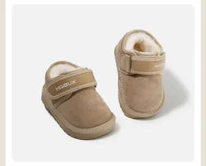 Vue détaillée de bottes de neige pour bébé beiges avec doublure en peluche épaisse
