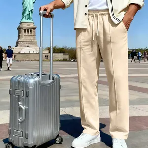 Detailansicht beige Herrenhose mit geradem Bein, Kordelzug und Bügelfalte