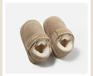 Gros plan sur la doublure épaisse en polaire chaude des bottes de neige d'hiver pour bébés