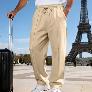 Beige Herren-Freizeithose mit geradem Bein in einer Reiseszene mit dem Eiffelturm