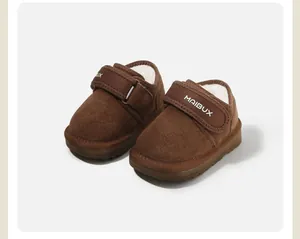 Vue détaillée de bottes de neige marron pour bébé avec doublure polaire chaude