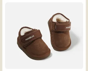Vue détaillée de bottes de neige marron pour bébé avec doublure en fausse fourrure et velcro.