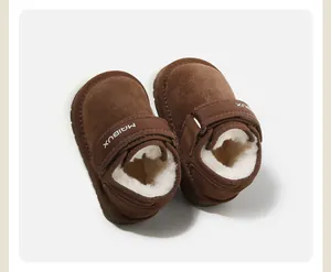 Détail de la doublure en polaire blanche et de la bande velcro des bottes bébé marron