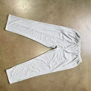 Detailansicht der grauen lässigen Jogginghose mit elastischem Bund
