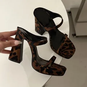 Primer plano de sandalias de leopardo con plataforma y tacón grueso elegante