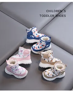 Gefütterte Kleinkinder-Schneestiefel mit geometrischen Mustern in Blau, Rosa und Beige.