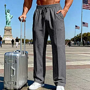 Klassische graue Jogginghose mit weitem Bein für Herren in lässiger Reiseumgebung