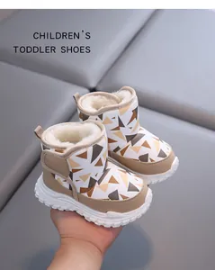 Detail der Winter-Schneestiefel für Kinder mit geometrischem Muster und Plüschfutter.