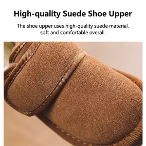 Vue macro de la texture en daim marron doux des bottes de neige pour enfants