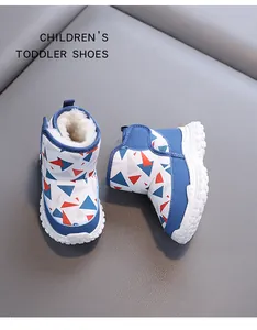 Detailaufnahme der warmen blauen Kleinkind-Schneestiefel mit dickem weißen Fleecefutter
