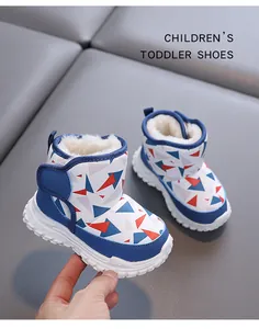 Gemütliche, fleecegefütterte Kleinkinder-Schneestiefel mit bunten geometrischen Mustern.