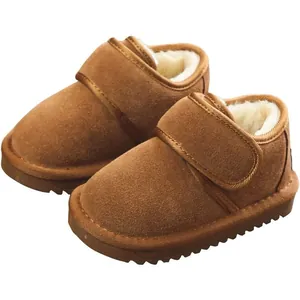 Détail de bottes de neige d'hiver pour enfants avec doublure polaire et velcro.