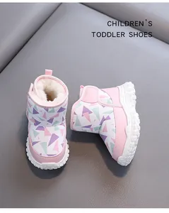 Detailansicht rosa Kleinkind-Schneestiefel mit warmem Fleecefutter und geometrischem Muster.