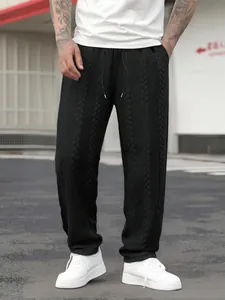 Dettaglio dei pantaloni casual neri da uomo con coulisse e lavorazione a treccia
