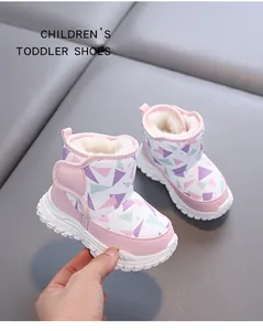 Nahaufnahme rosa Kleinkind-Winterstiefel mit warmem Kunstfellfutter und weicher Sohle