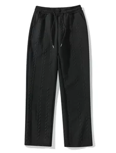 Dettaglio ravvicinato della trama in maglia di questi pantaloni neri dritti da uomo.