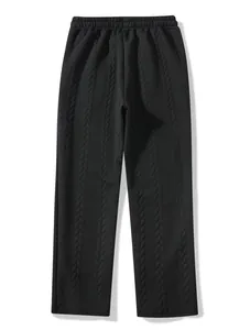 Dettaglio dei pantaloni casual neri da uomo con motivo a trama intrecciata