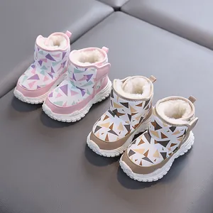 Warme Kinder-Schneestiefel mit Fleece-Futter, buntem Geometrie-Muster und rutschfester Sohle.