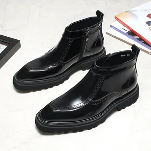 Vue détaillée des bottines Chelsea noires pour hommes avec détails de sculpture brogue