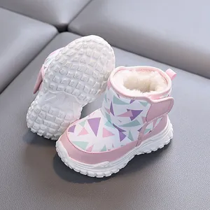 Warme rosa Schneestiefel mit geometrischem Muster und Plüschfutter für Kleinkinder mit Sohle