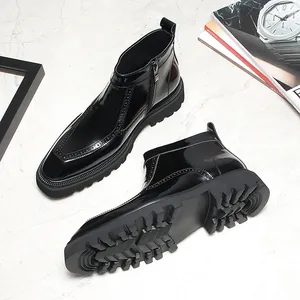 Vue détaillée de bottines Chelsea en cuir verni noir avec détails richelieu et semelle crantée.