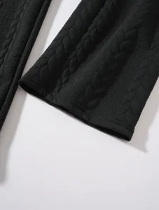 Dettaglio ravvicinato della trama a treccia sull'orlo dei pantaloni casual da uomo