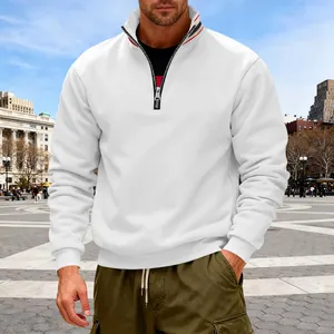 Detailopname van witte herensweatshirt met halve rits en gestreepte details aan de kraag