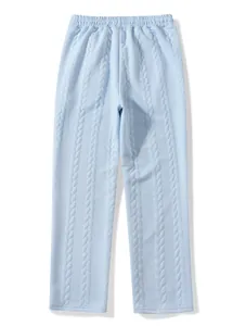 Dettaglio pantaloni casual in maglia azzurra a gamba dritta da uomo