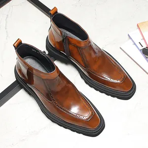 Bottines Chelsea en cuir marron poli pour hommes avec bout pointu et détails Richelieu.