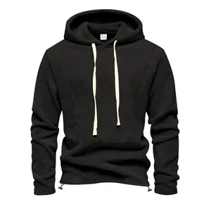 Detailopname van een zwarte heren fleece hoodie met witte trekkoorden en textuur.