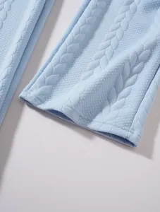Dettaglio ravvicinato della trama in maglia e dell'orlo dei pantaloni casual uomo azzurri