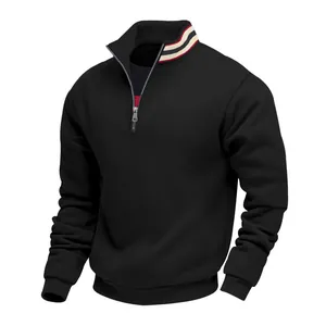 Gedetailleerde weergave van een zwarte sweater met halve rits en gestreepte kraag.