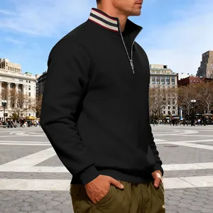 Gedetailleerd zijaanzicht van een zwarte half-zip sweatshirt met gestreepte kraag voor heren.