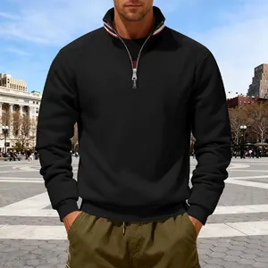 Detailweergave van een warme herensweatshirt met halve rits en een gestreepte opstaande kraag