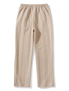 Vista dettagliata di pantaloni casual da uomo beige con trama a trecce e vestibilità ampia