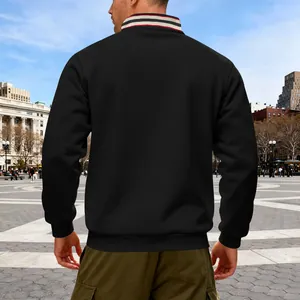 Achteraanzicht van een zwarte heren sweatshirt met halve rits en gestreepte kraag.