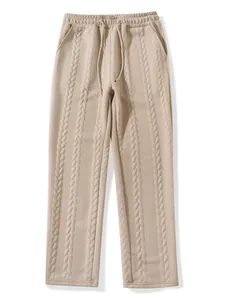 Vista dettagliata dei pantaloni larghi da uomo caratterizzati da trama a trecce.