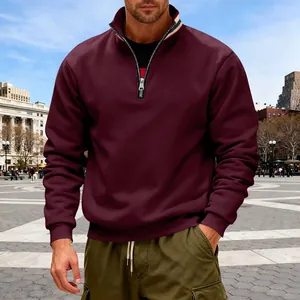 Heren fleece sweatshirt met halve rits in bordeauxrood en warme opstaande kraag voor buiten.
