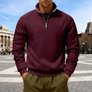 Heren bordeaux fleece sweatshirt met halve rits in stedelijke omgeving.