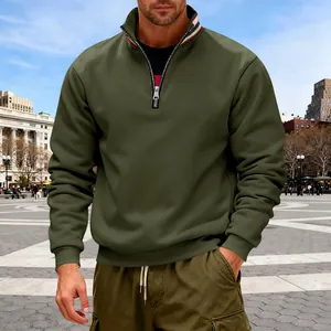 Gedetailleerd overzicht van zware olijfgroene heren-sweatshirt met een halve rits