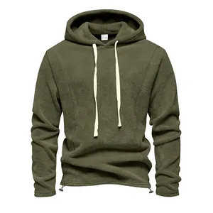 Gedetailleerde weergave van een olijfgroene heren fleece hoodie met trekkoord