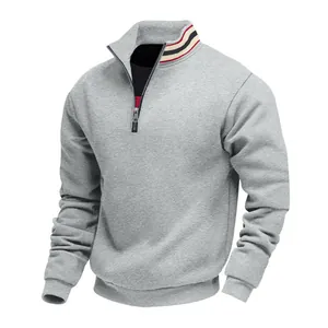 Detail van een grijze zware heren sweater met halve rits en een gestreepte kraag.