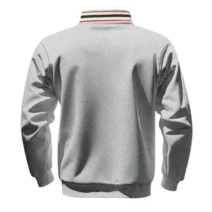 Achteraanzicht van een grijs zwaar fleece sweatshirt met een gestreepte opstaande kraag