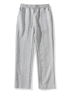 Dettaglio pantaloni casual da uomo grigi testurizzati con coulisse in vita.