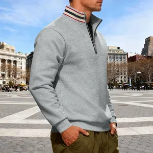 Gedetailleerd zijaanzicht van een zware herenfleece-sweatshirt met gestreepte kraag.